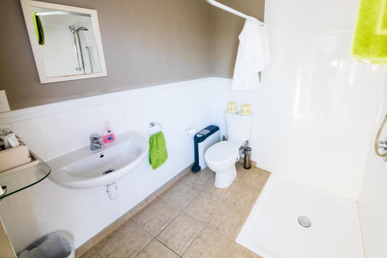 Bathroom 2, Waipiata Country Hotel, Central Otago