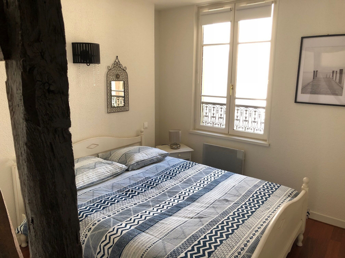 Bedroom 3, Charmant Zola, Aube
