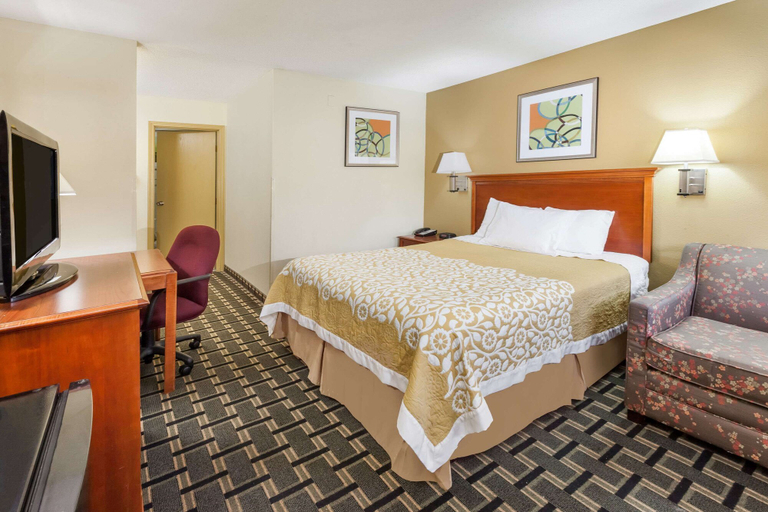 Bedroom 3, Days Inn by Wyndham Kent - Akron, Portage