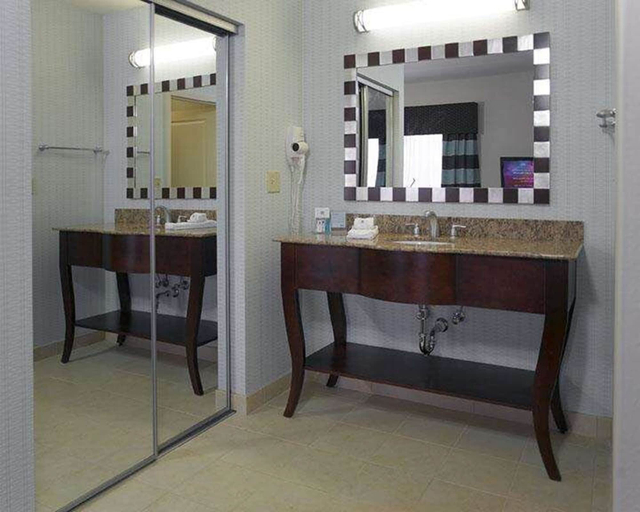 Bathroom 4, Hampton Inn & Suites Nashville @ Opryland, Davidson