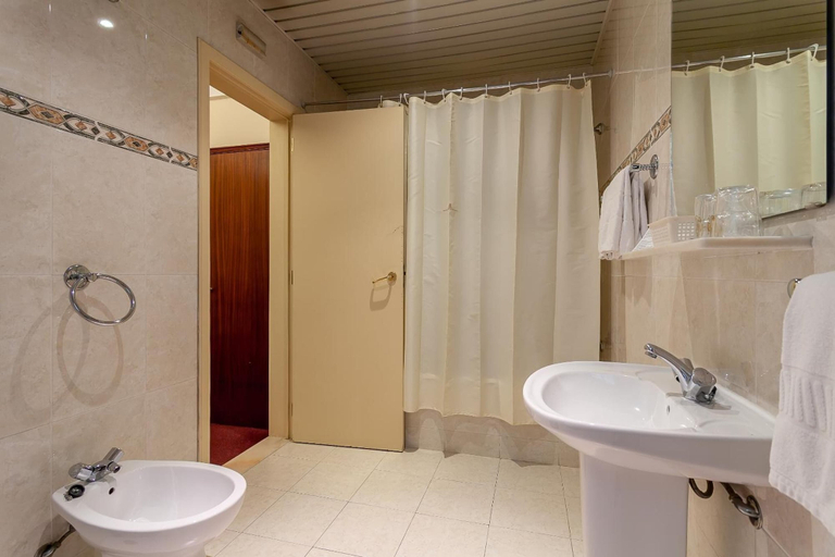 Bathroom 4, Residencial Horizonte, Lisbon
