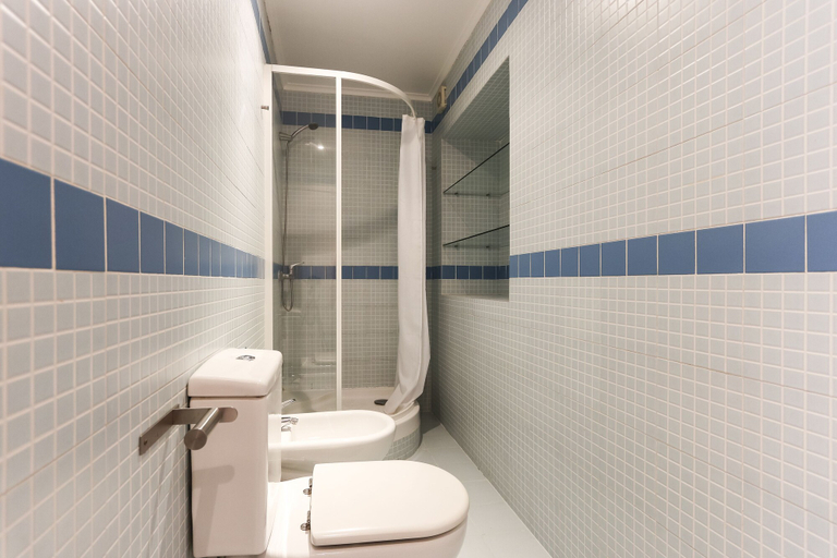 Bathroom 4, Typical Mouraria by Homing, Lisbon
