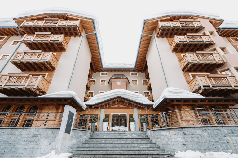 Exterior & Views