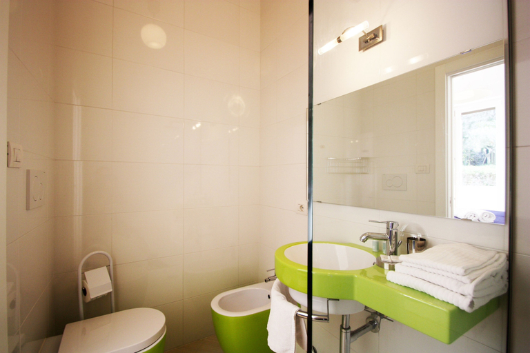 Bathroom 5, Capri Inn, Napoli