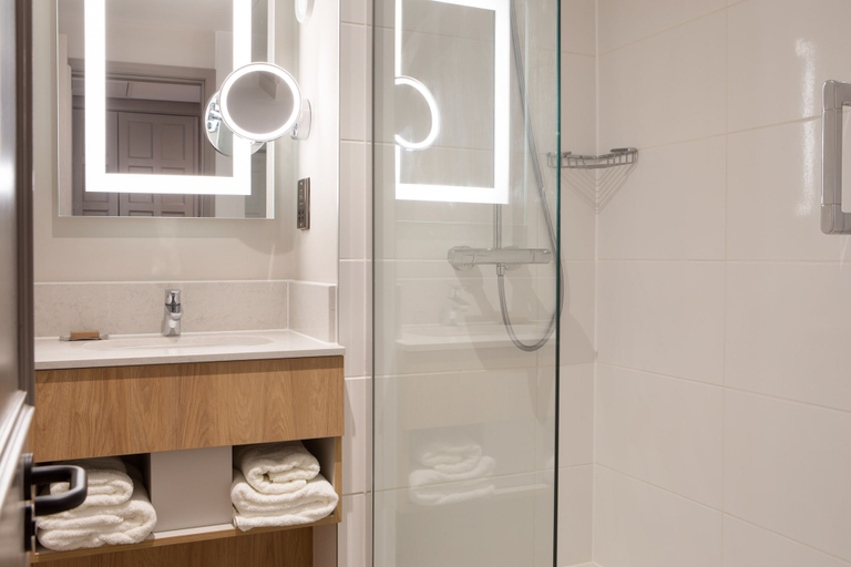 Bathroom 5, DoubleTree by Hilton Southampton, Hampshire