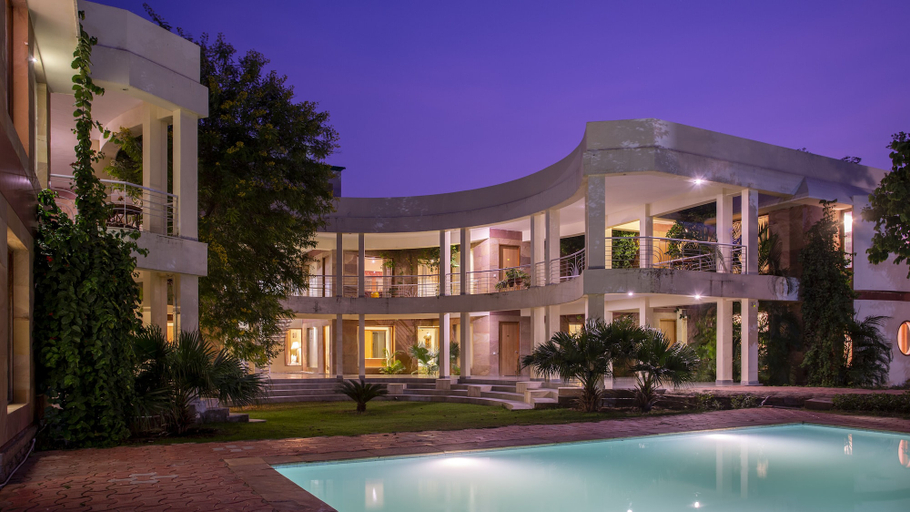 Exterior & Views