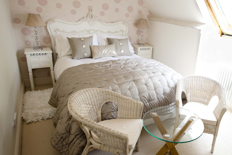 Bedroom 2, Windfalls Boutique Hotel, West Sussex