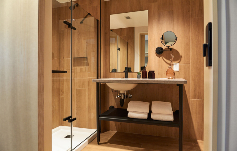 Bathroom 5, Forest Park Hotel, Division No. 15