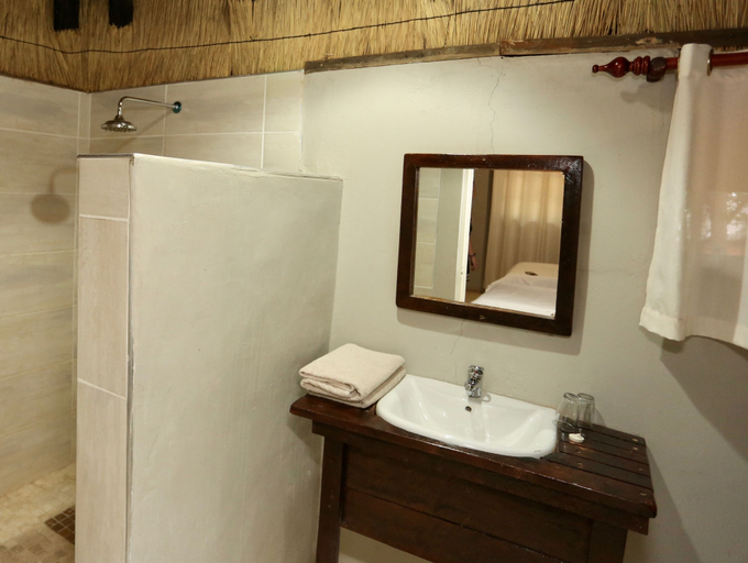 Bathroom, Rainbow River Lodge, Mukwe