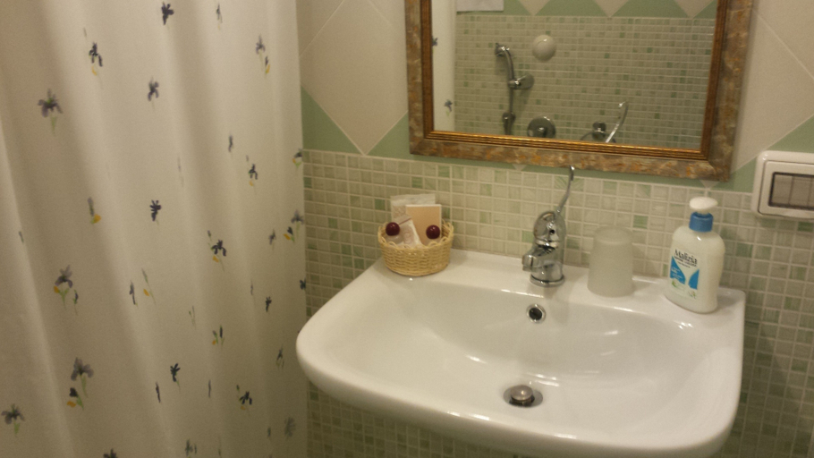 Bathroom 5, Agrisicilia, Trapani
