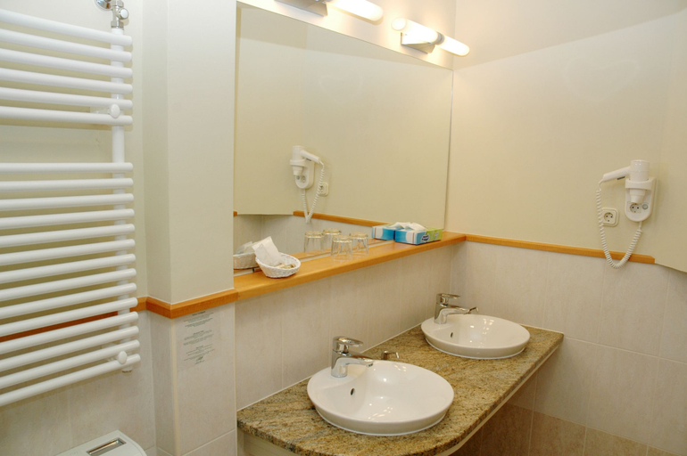 Bathroom 4, Hotel Benczur, Budapesti