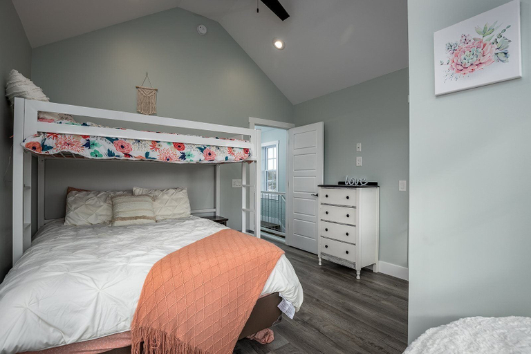Bedroom 1, Hook, Wine, & Sinker, La Salle
