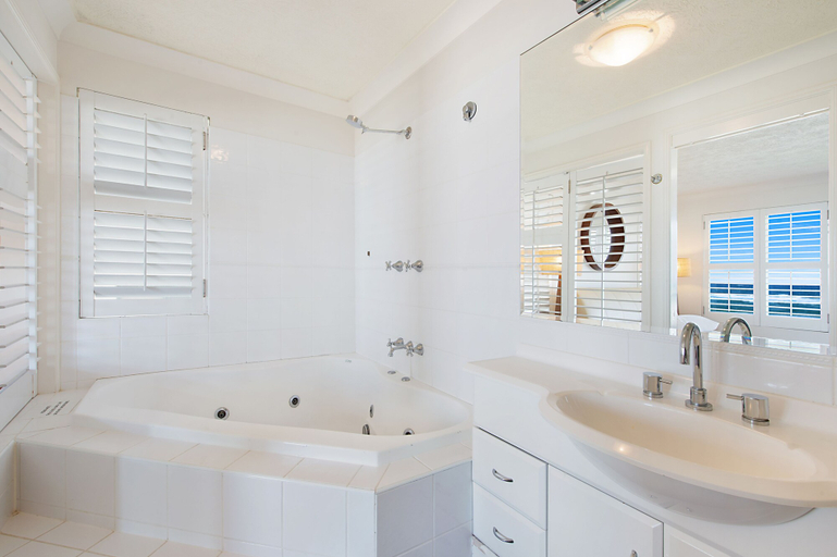 Bathroom 4, Beachfront Palm Beach Townhouse, Gold Coast
