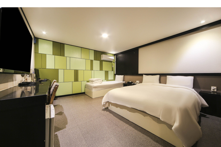 Bedroom 3, Elysee Hotel, Jung