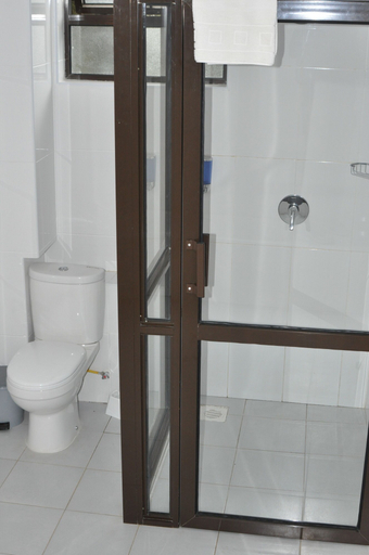 Bathroom 4, Peaks Hotel Limited, Kieni