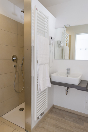 Bathroom 4, Villa Katy, Verona