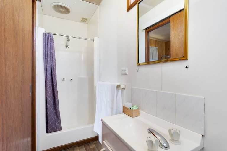 Bathroom 3, Goulburn South Caravan Park, Goulburn Mulwaree - Goulburn