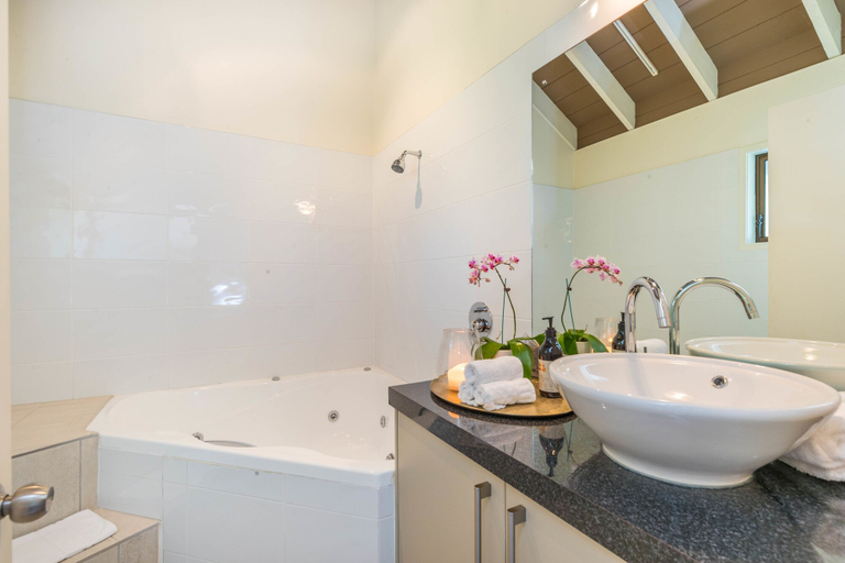 Bathroom 4, Emerald Inn, Waitakere