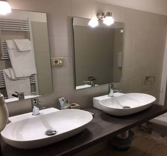 Bathroom 4, Hotel Roma, Trento