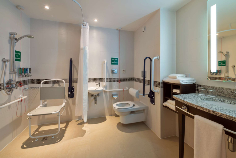 Bathroom 5, Hampton by Hilton London Luton Airport, Luton