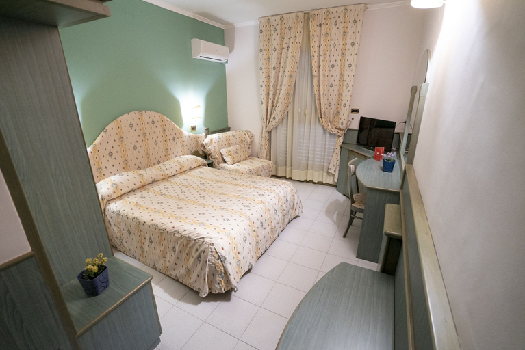 Bedroom 2, Kristall Palace Hotel, Salerno