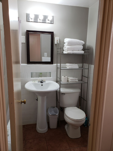 Bathroom 4, Brickyard Inn, Carbon