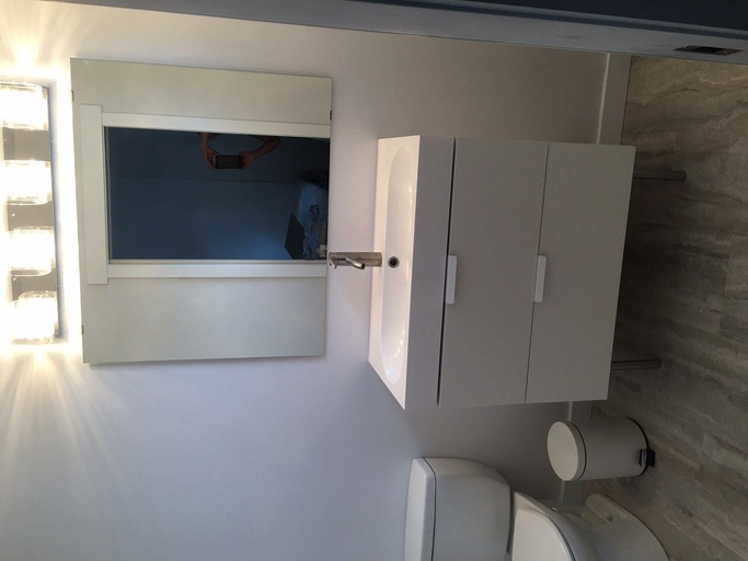 Bathroom 4, The Inn on College, Division No. 11
