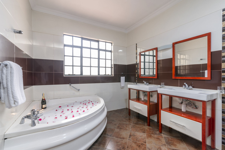 Bathroom 4, Fair Acres Boutique Hotel, Langata