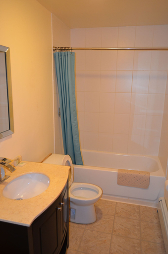 Bathroom 4, Two Hills Inn, Division No. 10