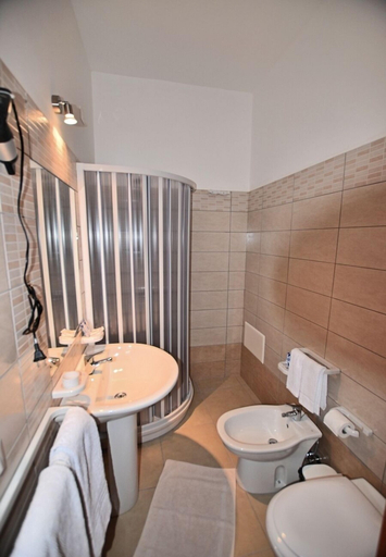 Bathroom 3, Hotel Belvedere, Agrigento