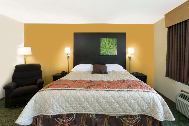 Bedroom 3, Super 8 by Wyndham Perry IA, Dallas