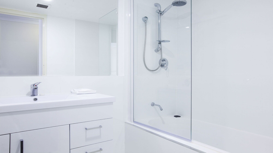 Bathroom 4, Mari Court Resort, Gold Coast
