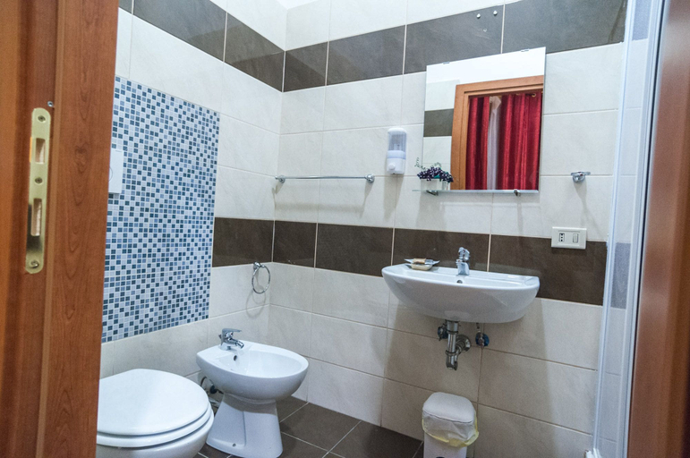 Bathroom 5, Hotel Leone, Rome