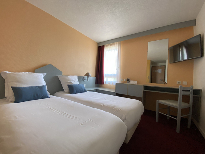 Bedroom 2, Brit Hotel Essentiel Moulins Avermes, Allier