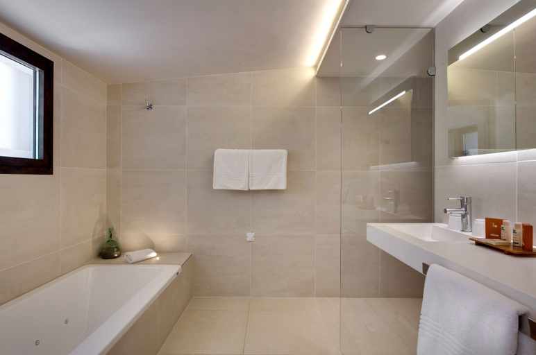 Bathroom 4, Benvengudo, Bouches-du-Rhône