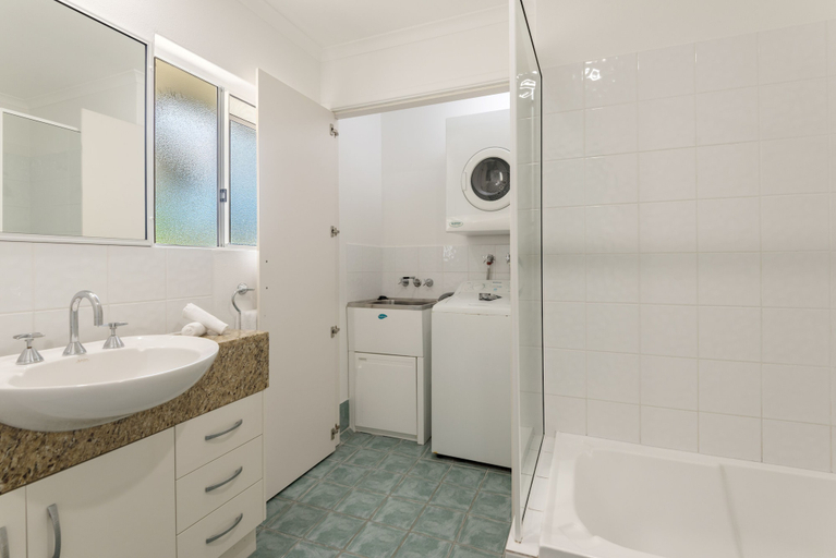 Bathroom 5, Tropical Nites, Douglas