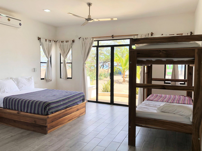 Bedroom 3, Costa Oeste, Tola