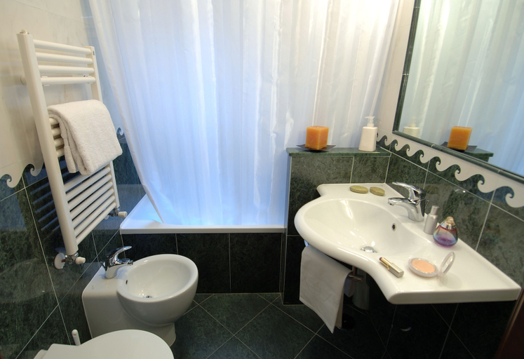 Bathroom 4, Hotel Palazzo Vecchio, Florence