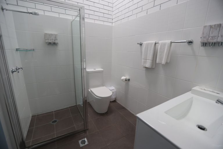 Bathroom 5, The Town House Motor Inn, Goondiwind