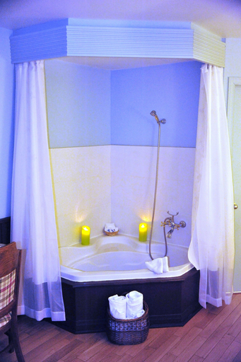 Bathroom 5, L'Authentique Auberge de Charlevoix, Charlevoix