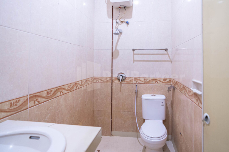 Bathroom, New Gentala Hotel RedPartner, Medan
