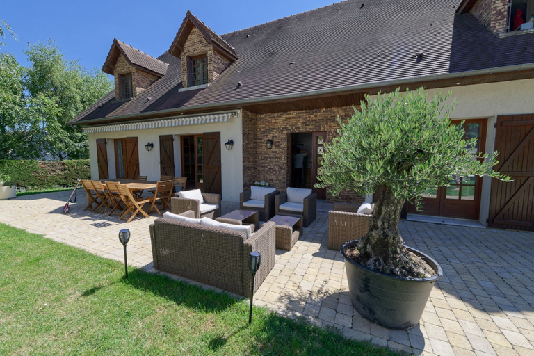 Exterior & Views