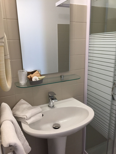 Bathroom 4, Hôtel de la Bonnheure, Loir-et-Cher