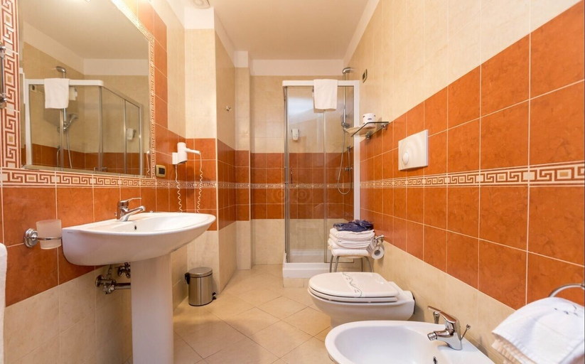 Bathroom 5, Ranch Palace Hotel, Napoli