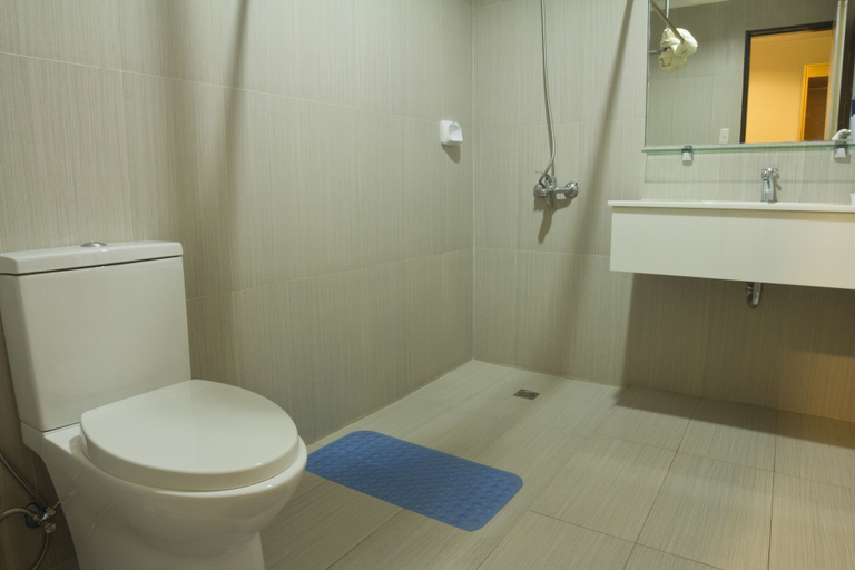 Bathroom 4, Nichols Airport Hotel, Parañaque