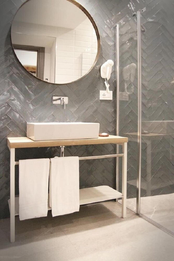 Bathroom 5, Next Stop, La Spezia
