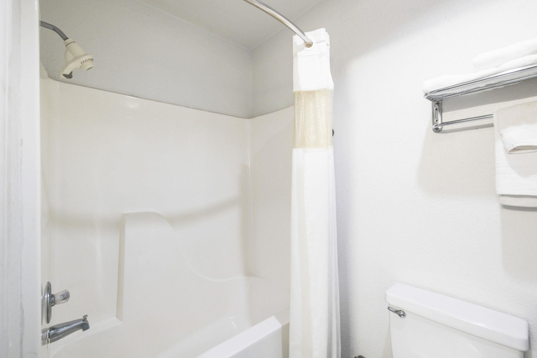 Bathroom 4, Rodeway Inn Decatur, Wise