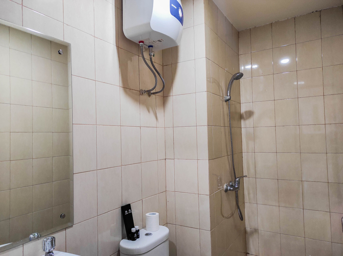 Bathroom 5, Homey and Comfy 2BR at Vida View Apartment By Travelio, Makassar