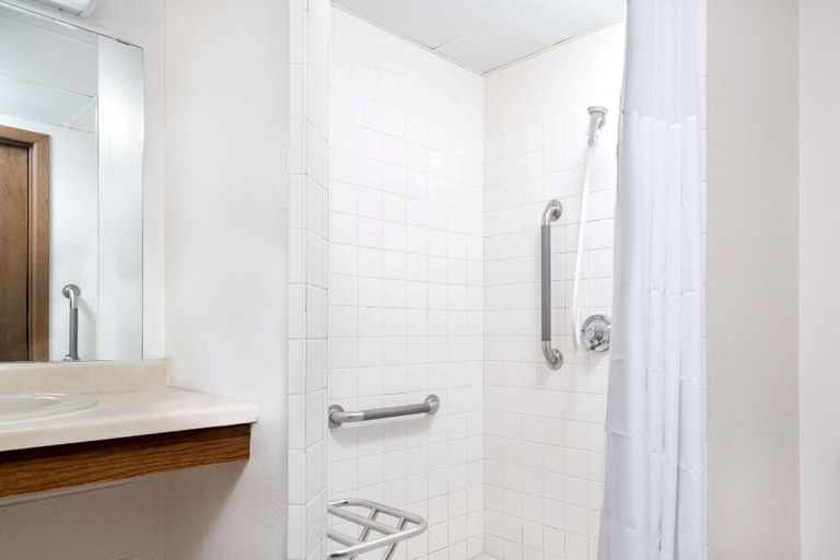 Bathroom 4, Days Inn by Wyndham St Cloud, Stearns