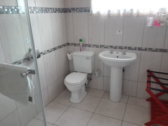 Bathroom 5, Umzimvubu Retreat Guest House, O.R.Tambo